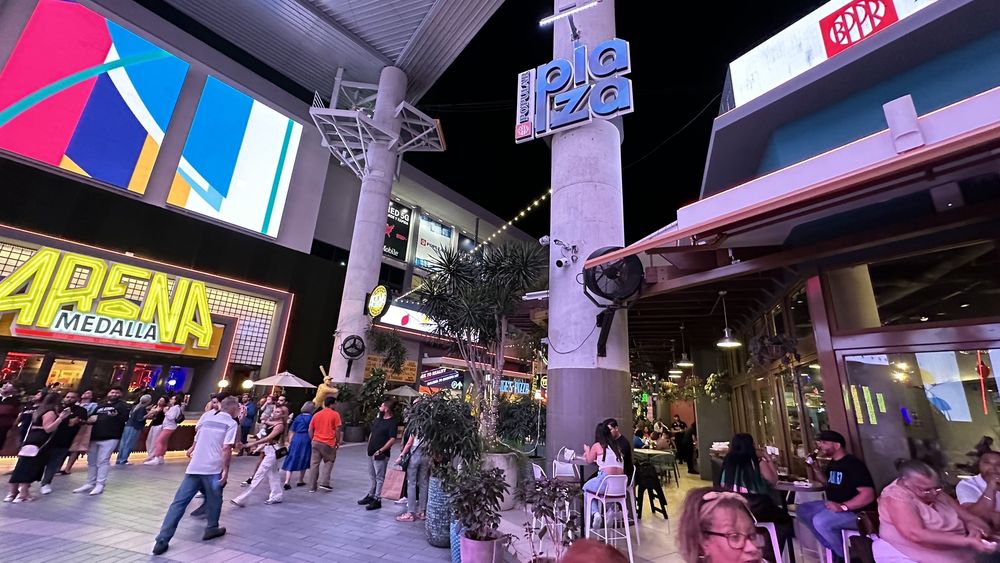 Distrito Tmobile Sports Bar Puerto Rico San Juan Escambron Beach