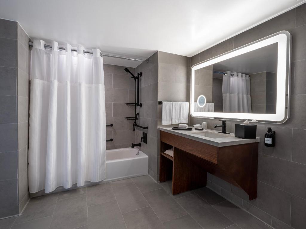 Hilton Garden Inn Escambron Beach San Juan Condado Bathroom